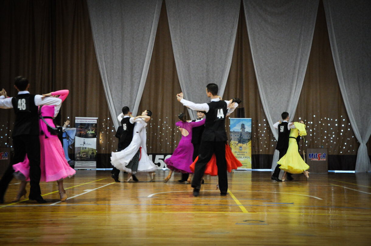 pokaz konkursowy, pary taneczne na parkiecie