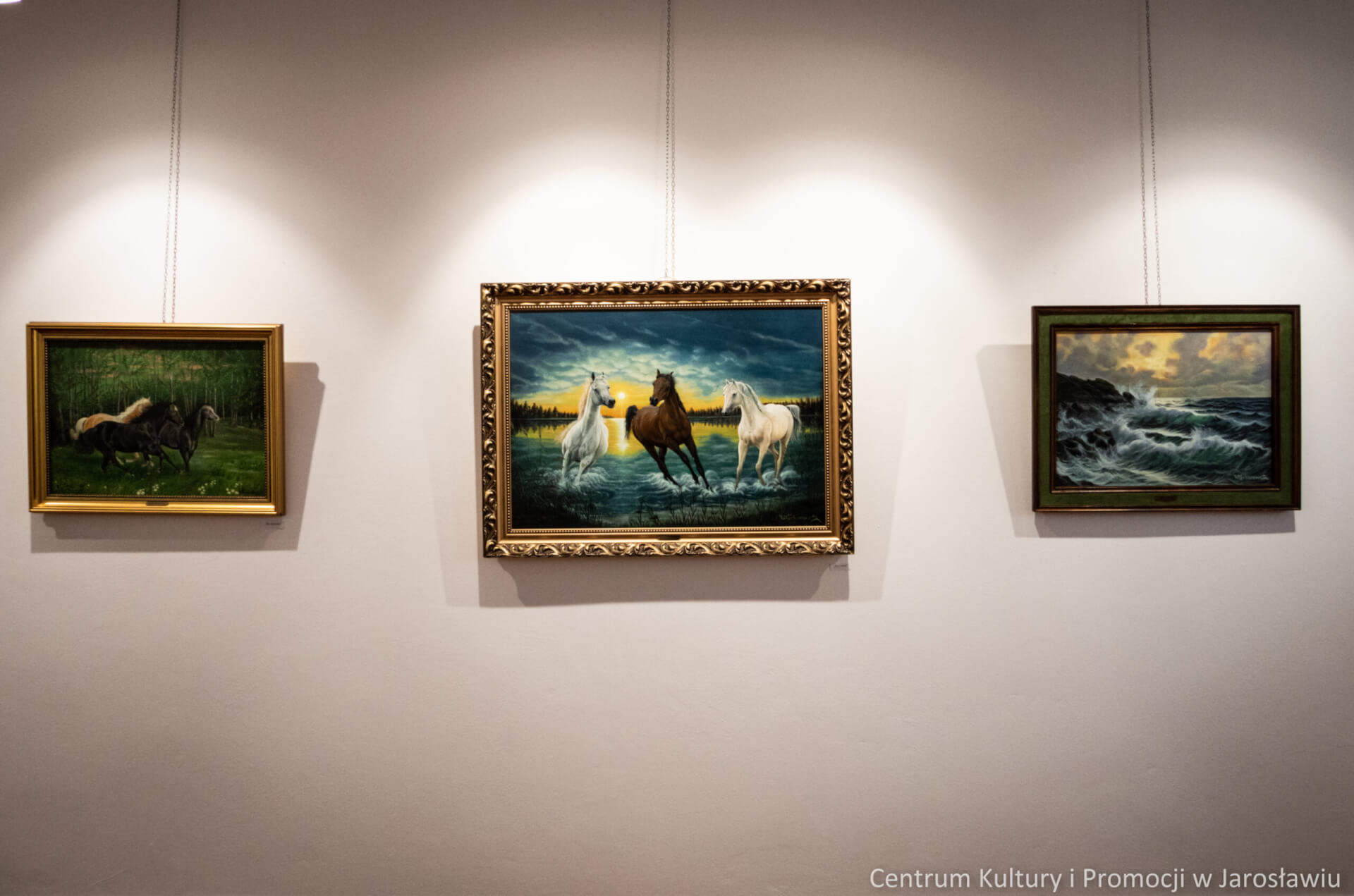 trzy obrazy - olej na płótnie - scenki rodzajowe