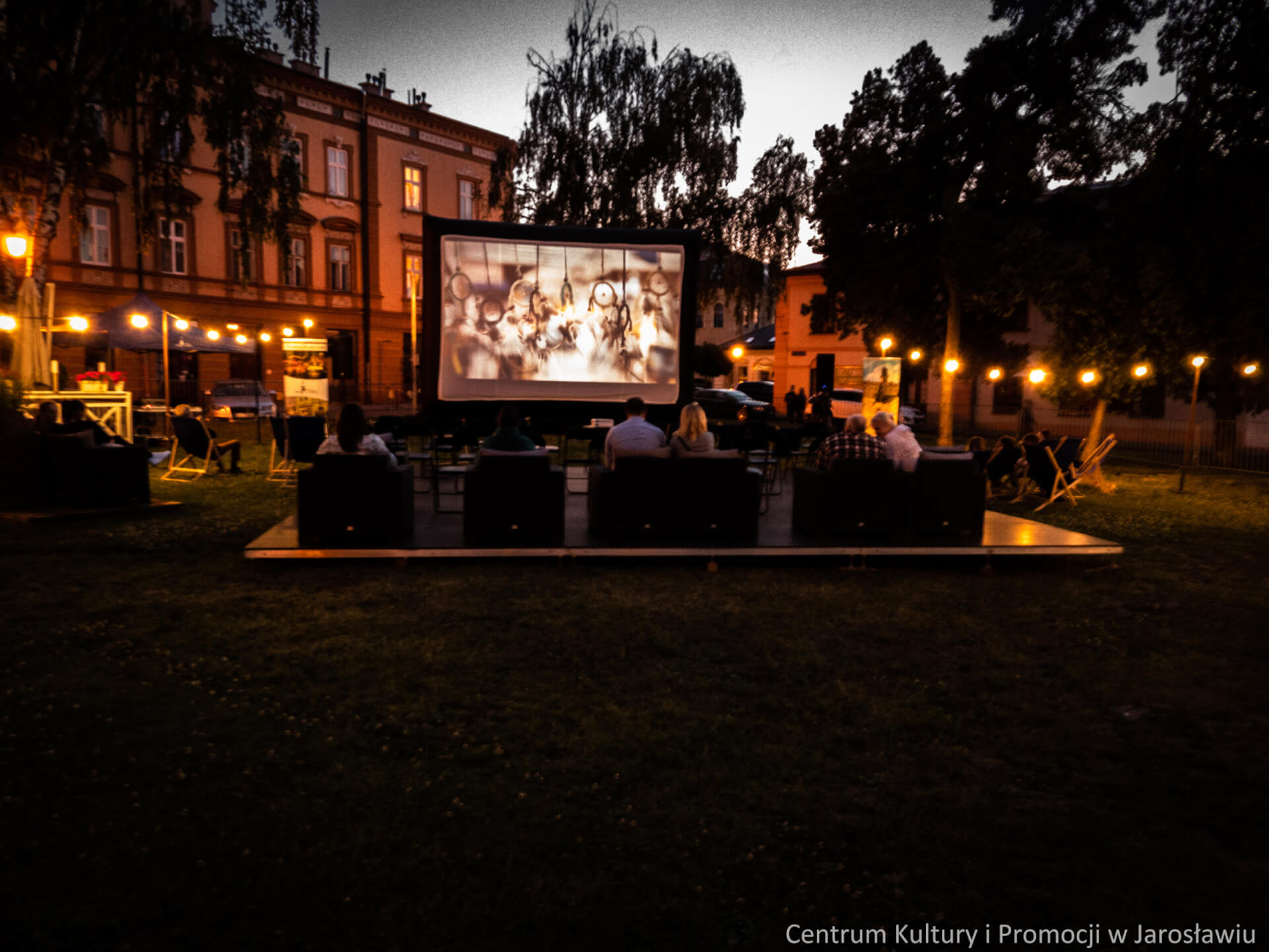 widok na ekran kina plenerowego