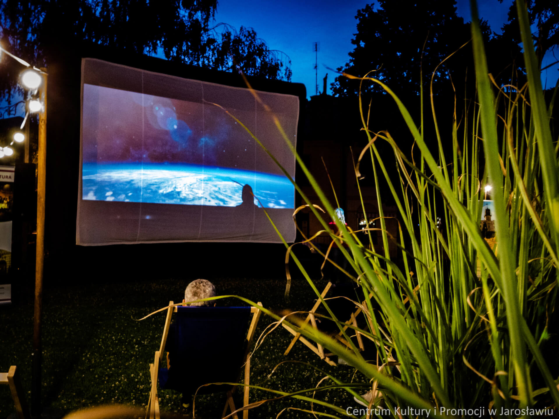 widok na ekran kina plenerowego