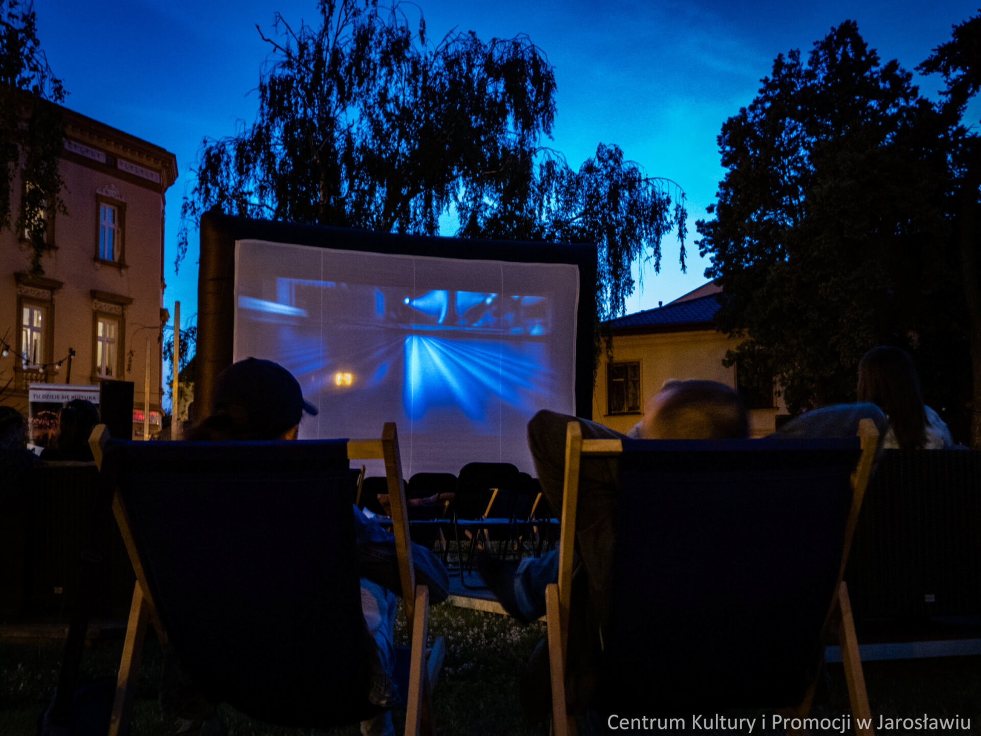 widok na ekran kina plenerowego