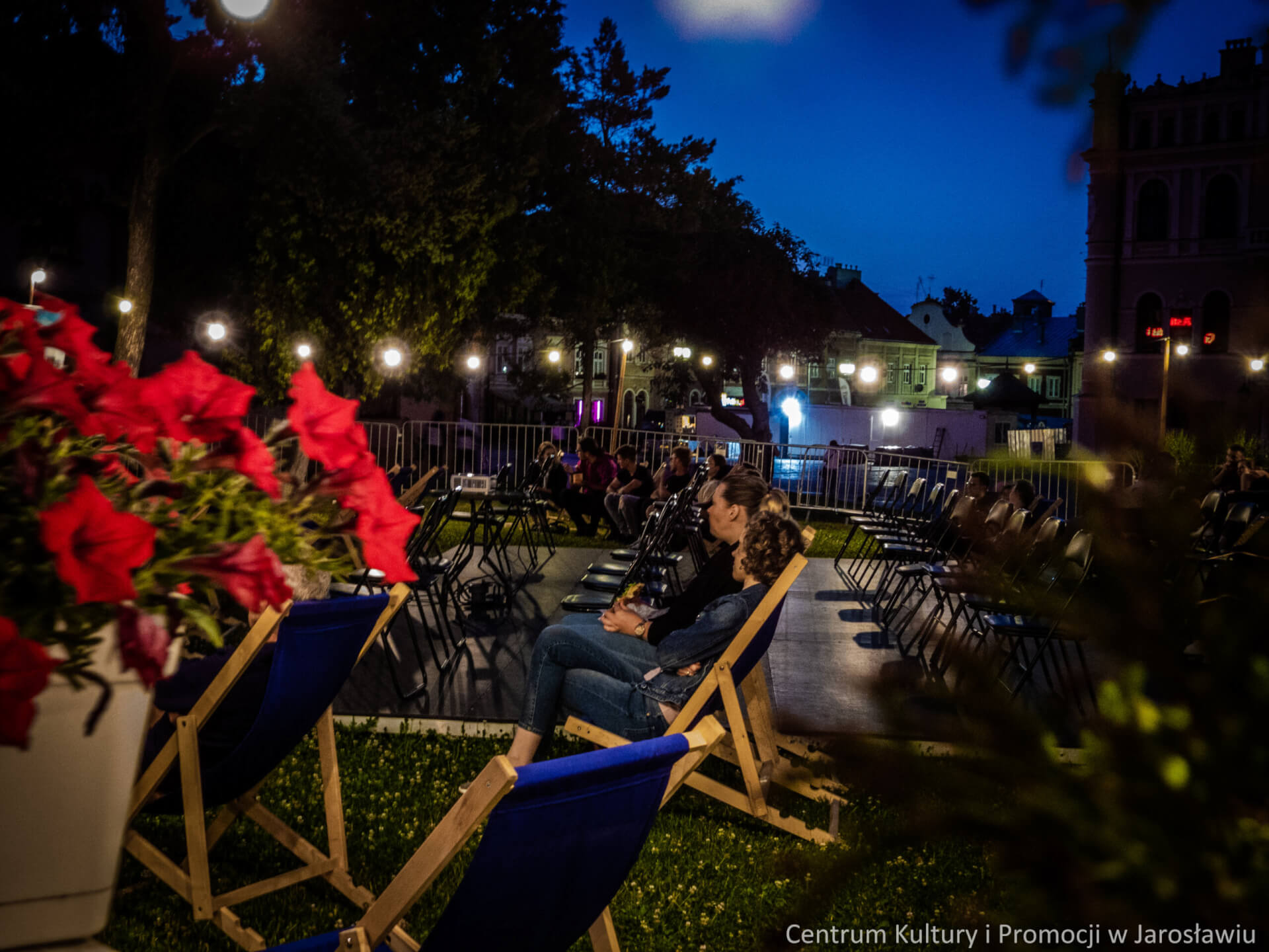 widok na widzów siedzących na leżakach