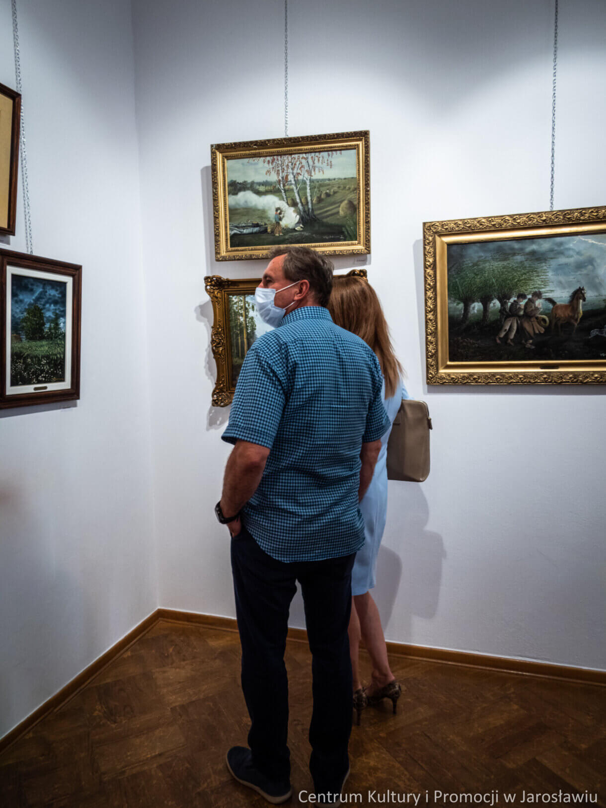 osoby zwiedzające wystawę