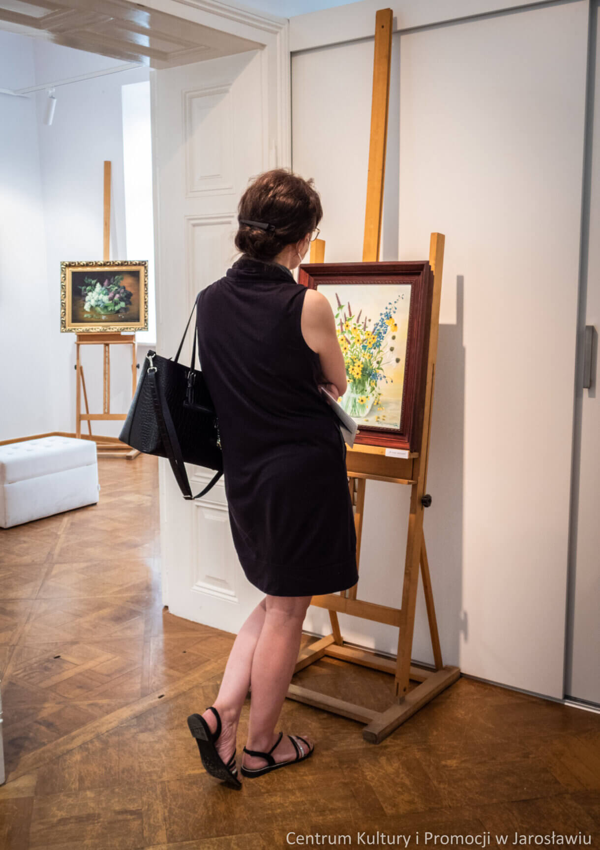 uczestniczka wernisażu ogląda wystawę