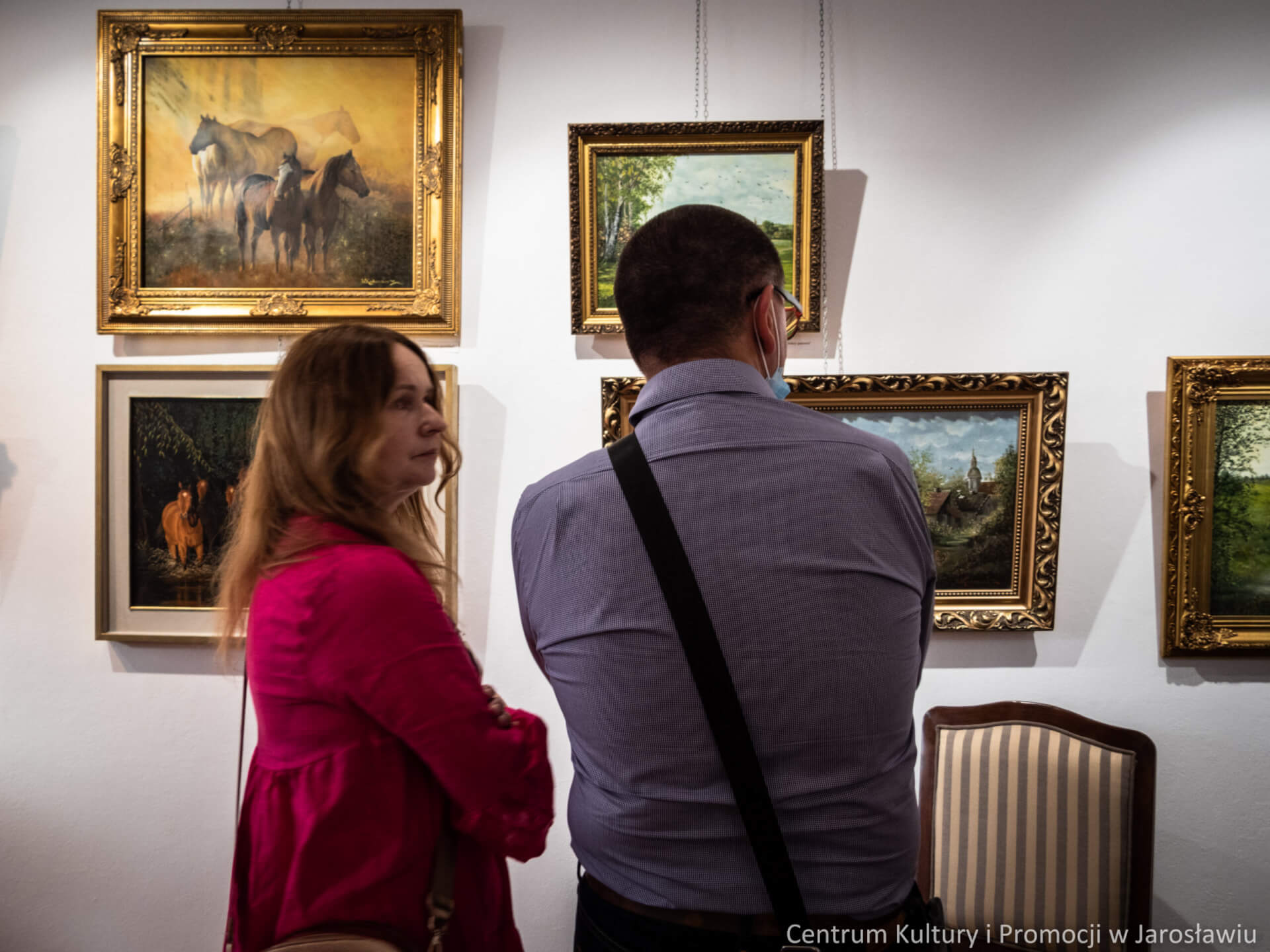 uczestnicy wernisażu oglądają wystawę