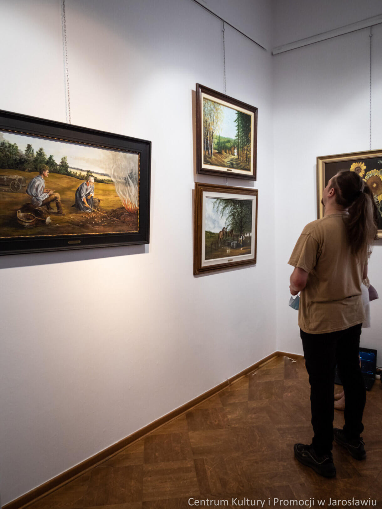 uczestnicy wernisażu oglądają wystawę