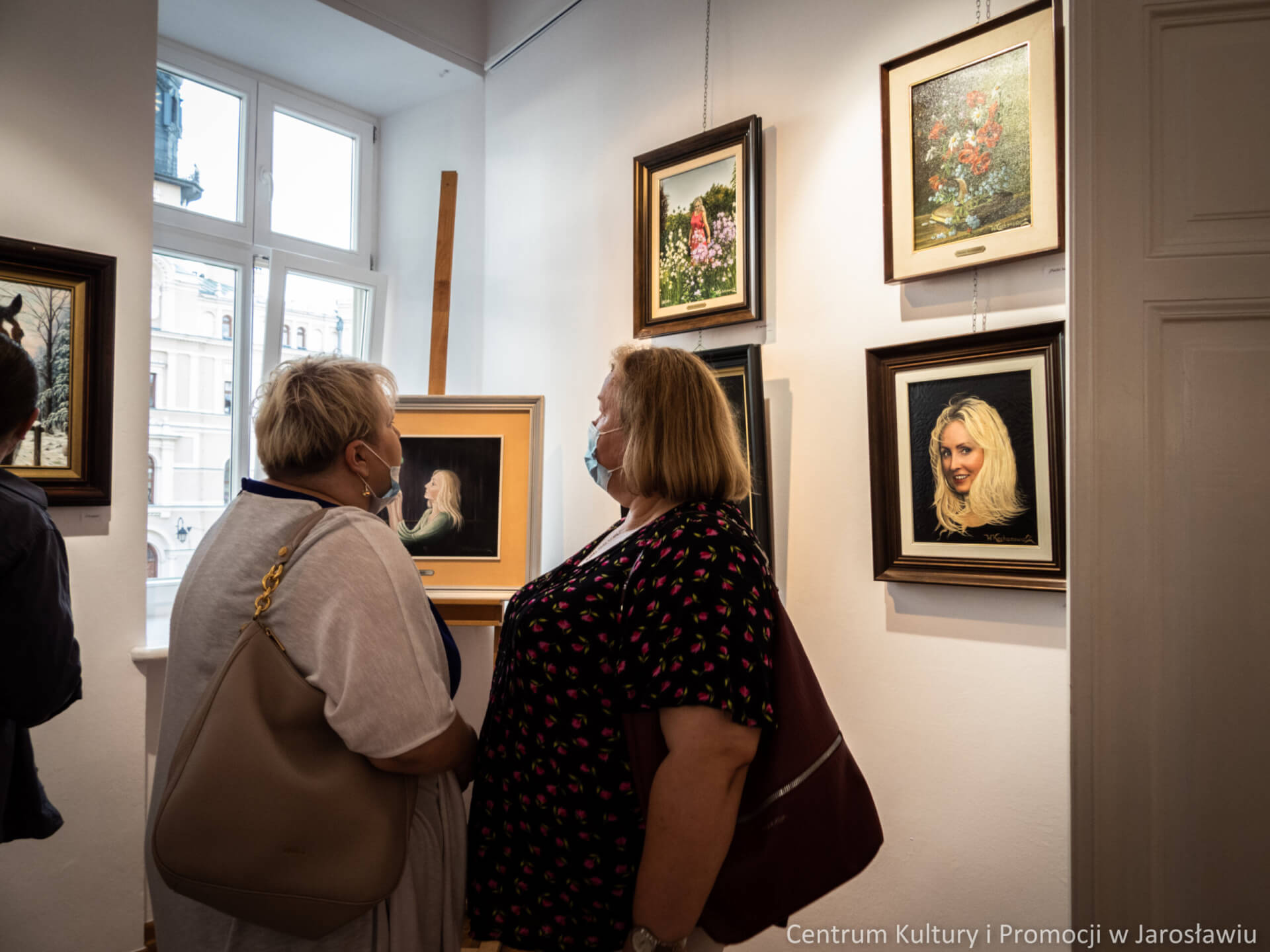 uczestnicy wernisażu oglądają wystawę