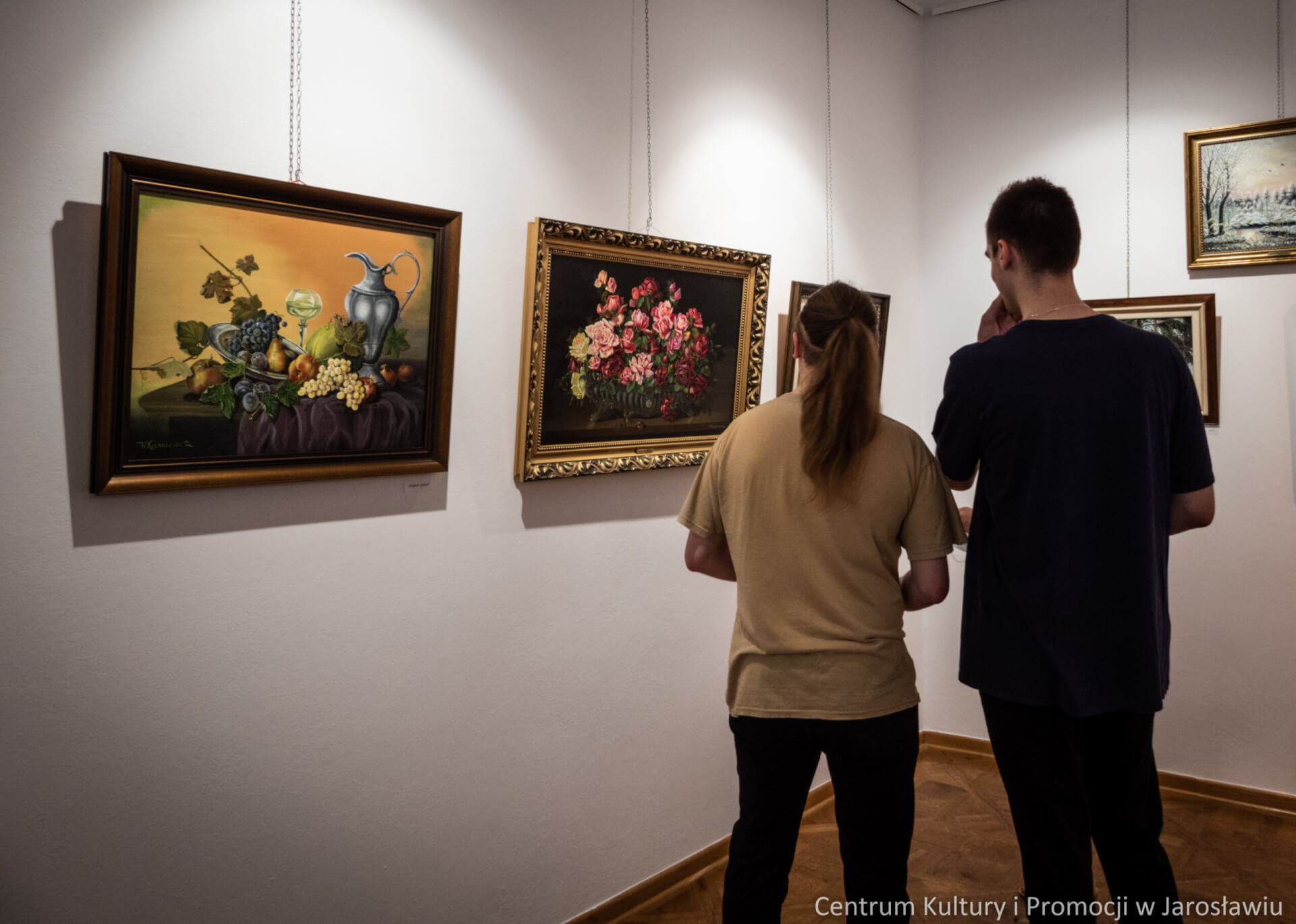 uczestnicy wernisażu oglądają wystawę