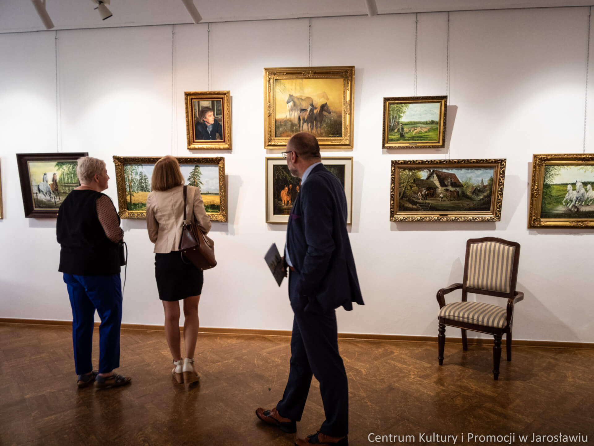 uczestnicy wernisażu oglądają wystawę