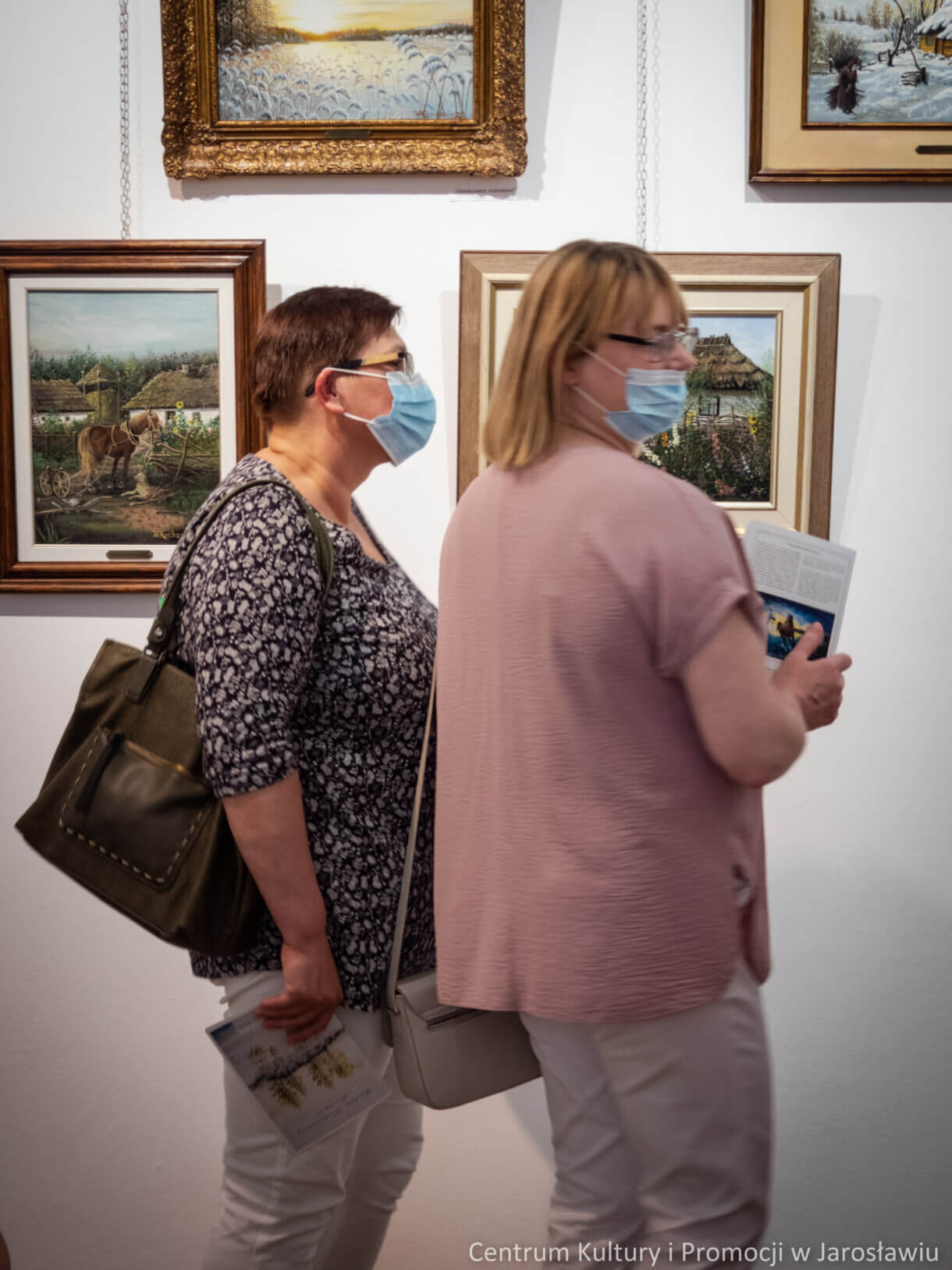 uczestnicy wernisażu oglądają wystawę