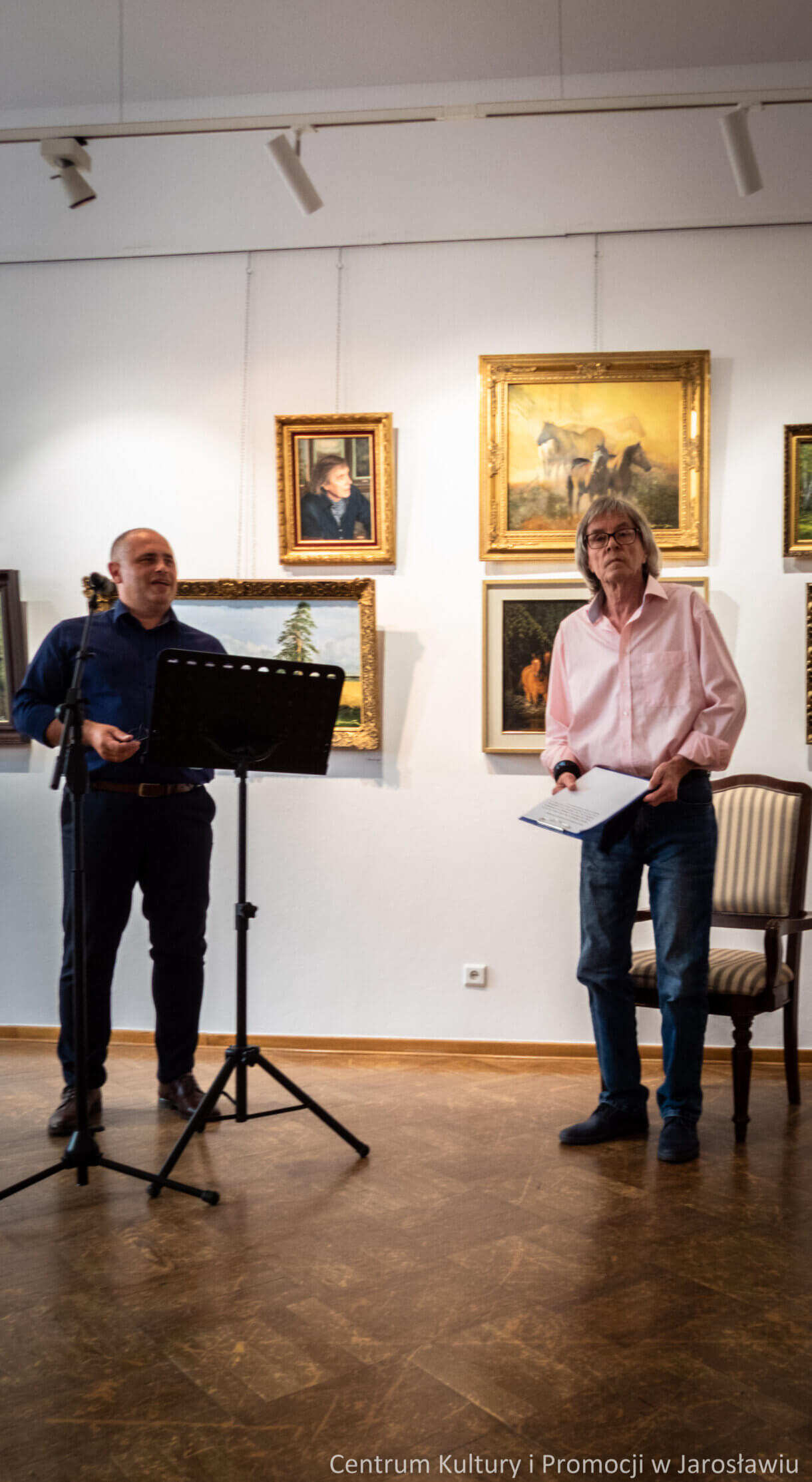 dyrektor Tomasz Wywrót i Wacław Kochanowicz