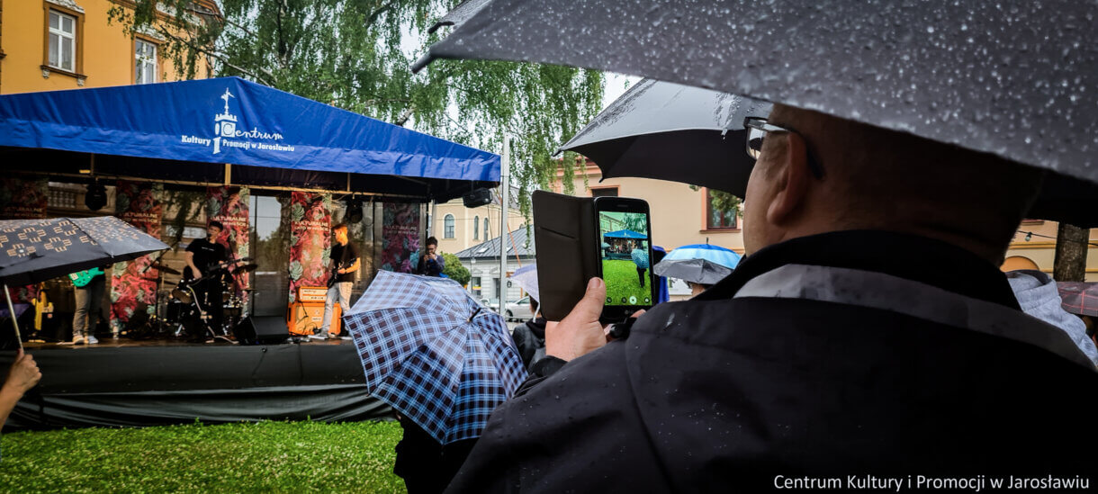 ujęcie z widoku publiczności na koncert