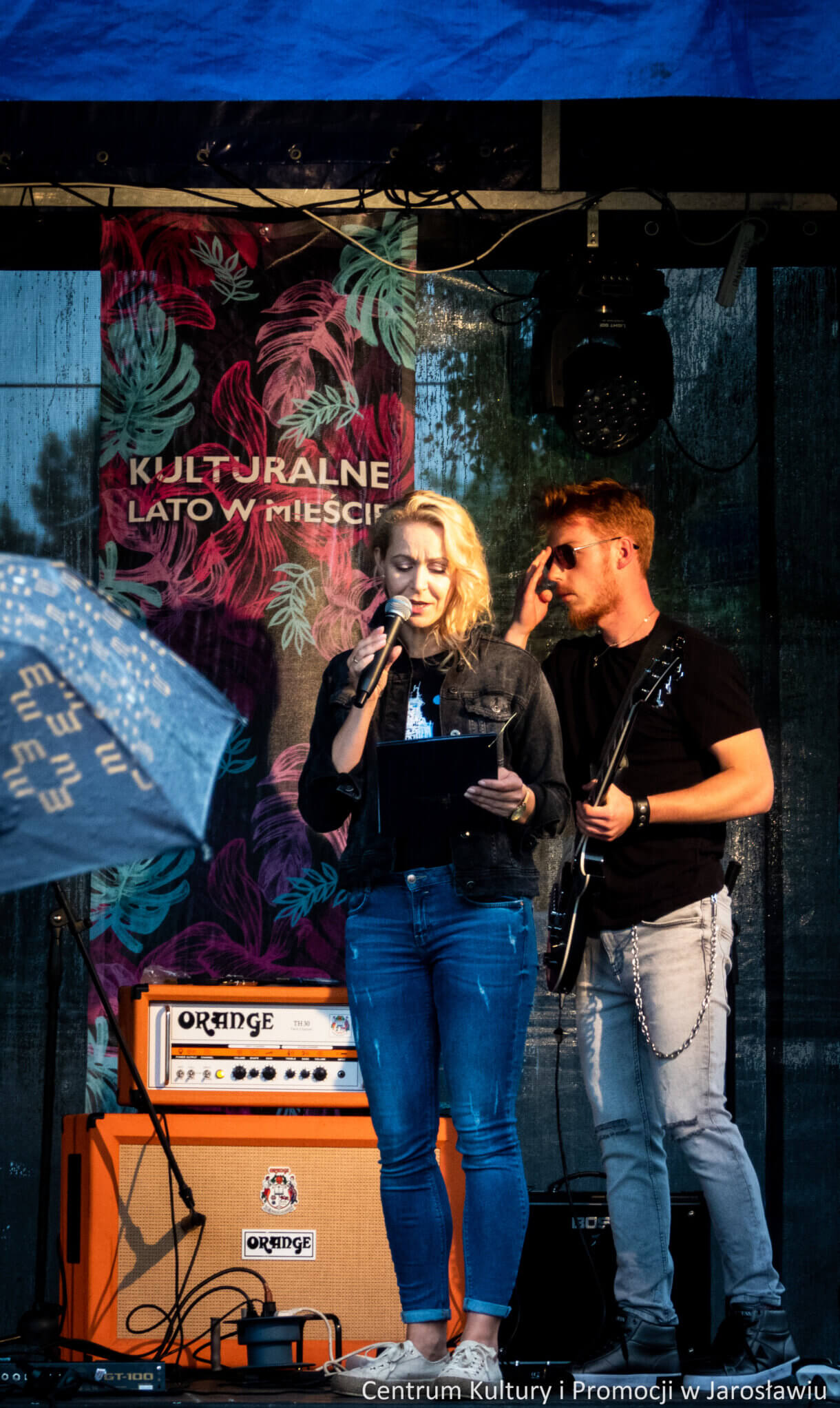 prowadząca koncert na scenie