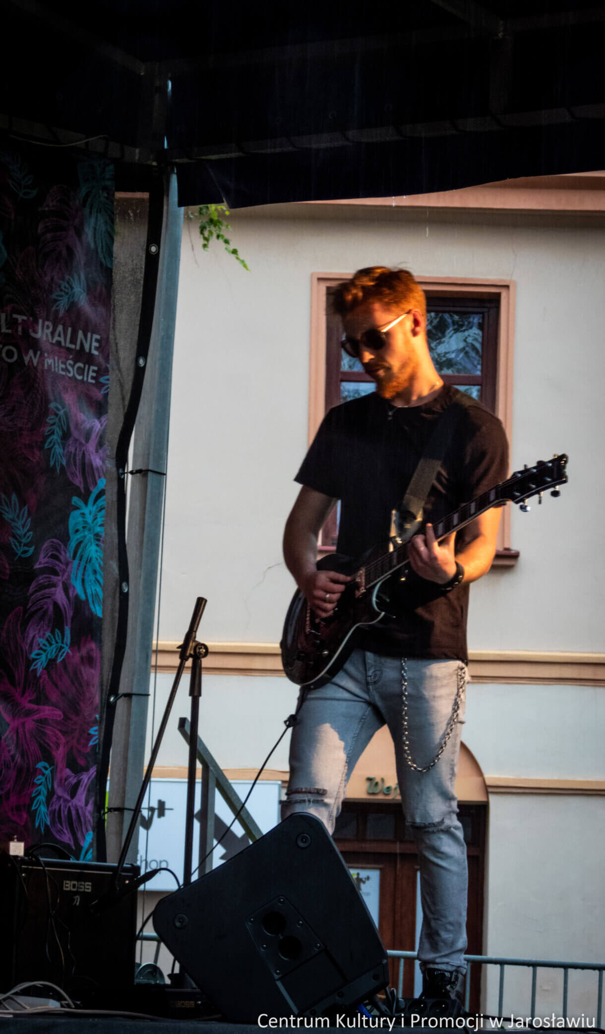 gitarzysta Ductile Drivers na scenie podczas koncertu