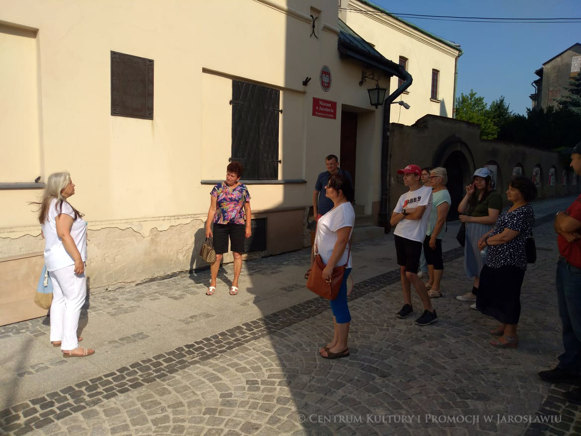 Grupa ludzi na ulicy Trybunalskiej, po lewej przewodnik Joanna Płocica