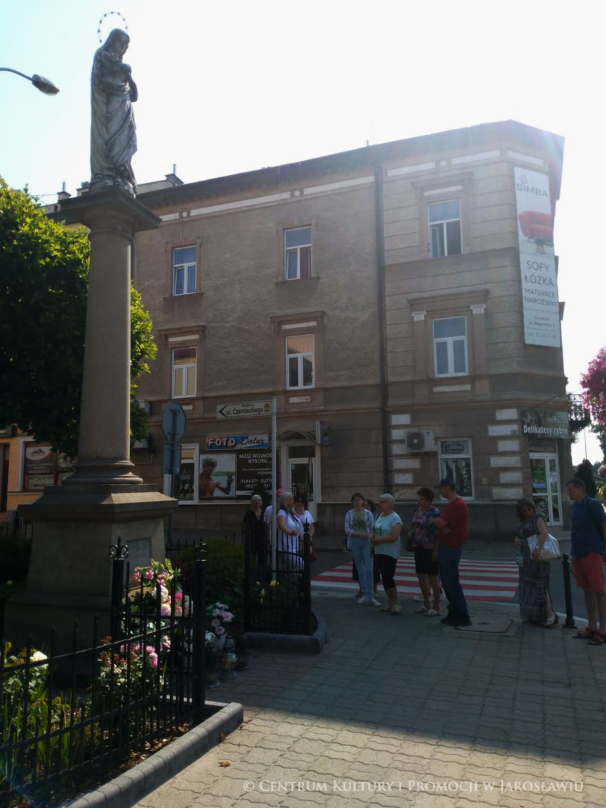 Grupa ludzi przy pomniku na skrzyżowaniu ulic Jana Pawła II i Czarnieckiego