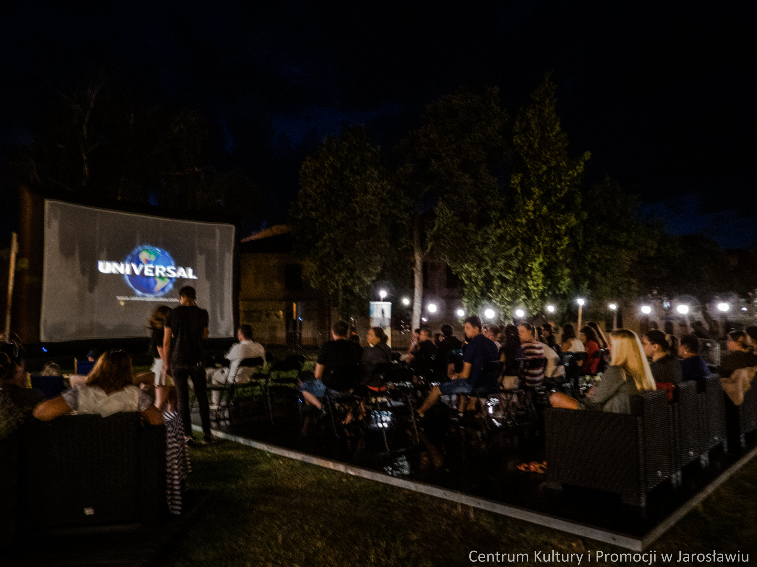 widok na ekran kina plenerowego