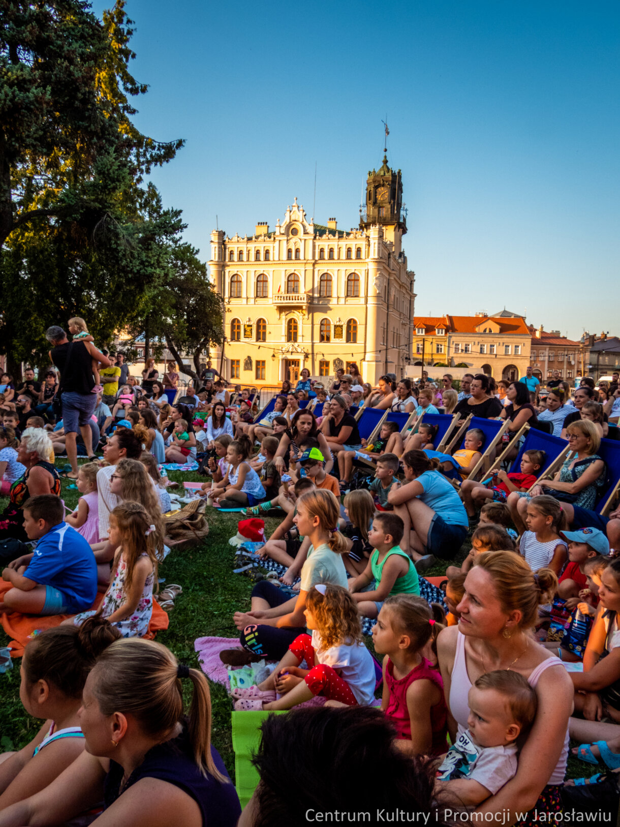 dzieci oraz dorośli podczas oglądania spektaklu Jaś i Małgosia, w tle jarosławski ratusz