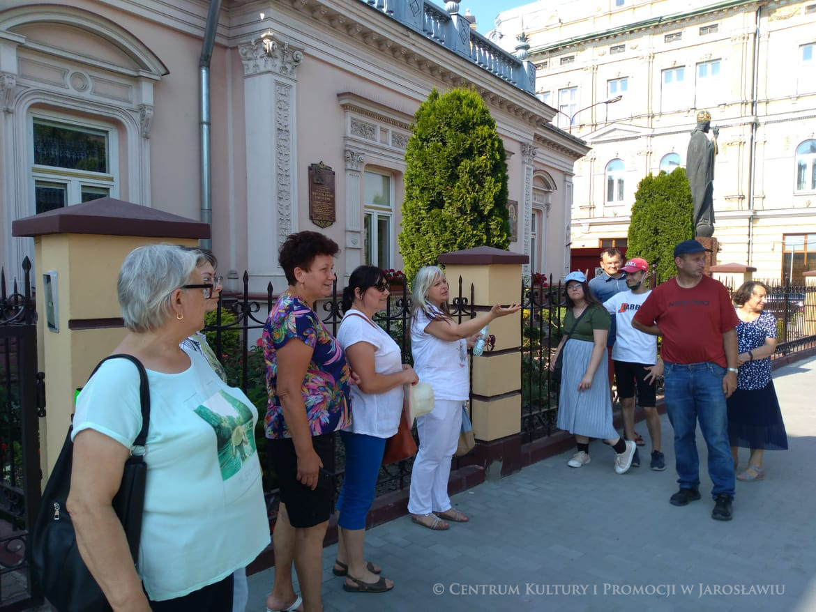 Grupa ludzi, w środku na biało przewodnik Joanna Płocica