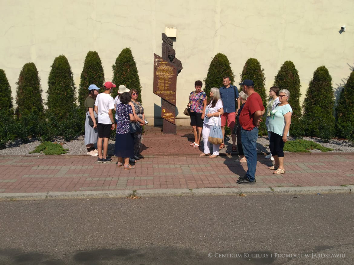 Grupa ludzi przy pomniku pamięci doktora Stanisława Byliny