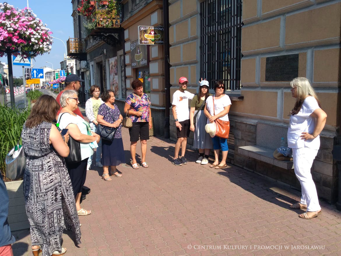 Grupa ludzi, z prawej przewodnik Joanna Płocica