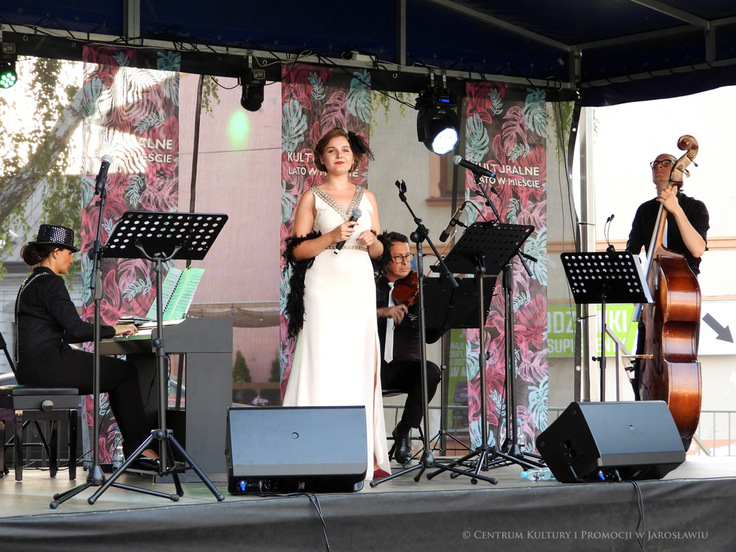 Zespół Impressja na scenie: (od lewej) Joanna Błażej-Łukasik – fortepian, słowo wiążące, Wiktoria Oleksińska – wokal, Paweł Łukasik –altówka, Artur Łukasik – kontrabas