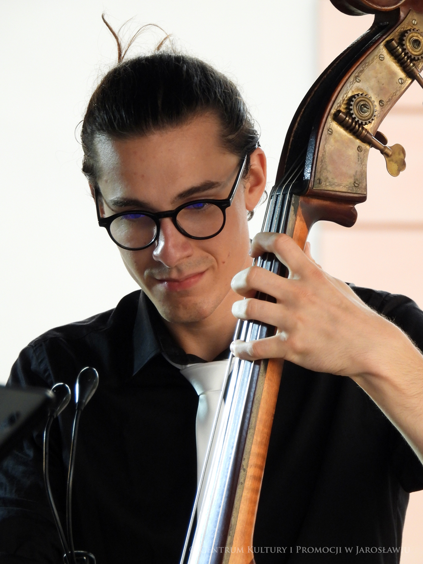 Artur Łukasik – kontrabas
