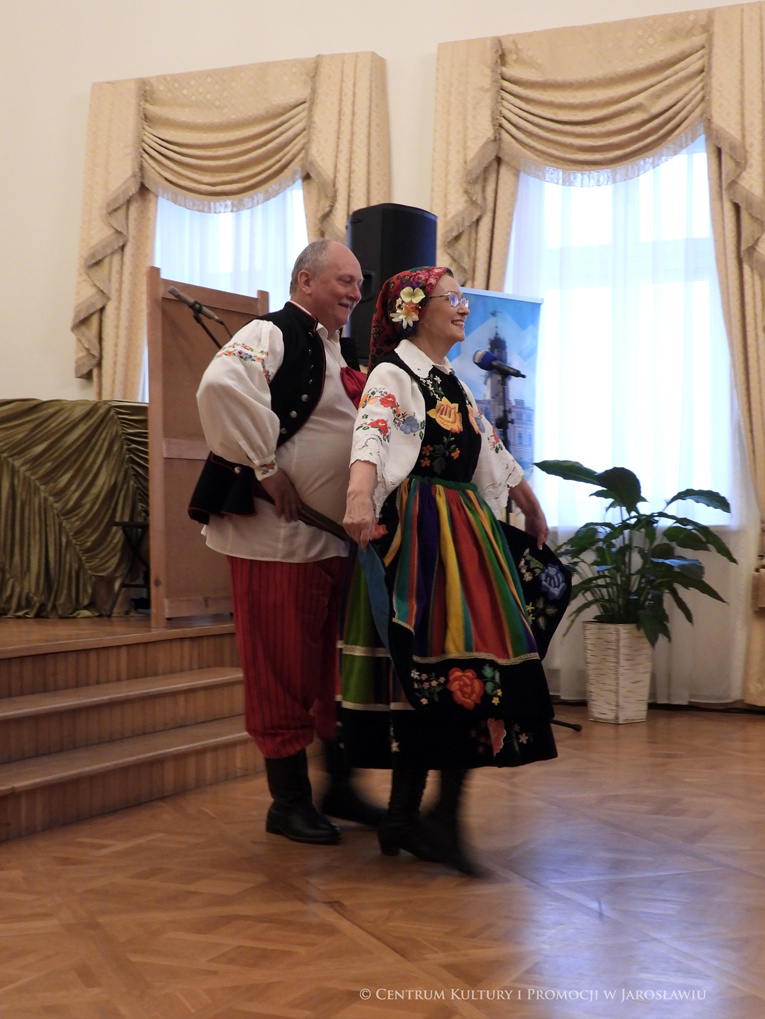 tancerze w Sali Lustrzanej CKiP w strojak regionalnych