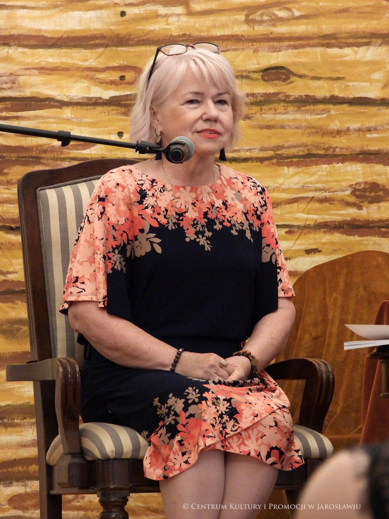 Ewa Bielecka autorka książki Sny życia podczas spotkania autorskiego