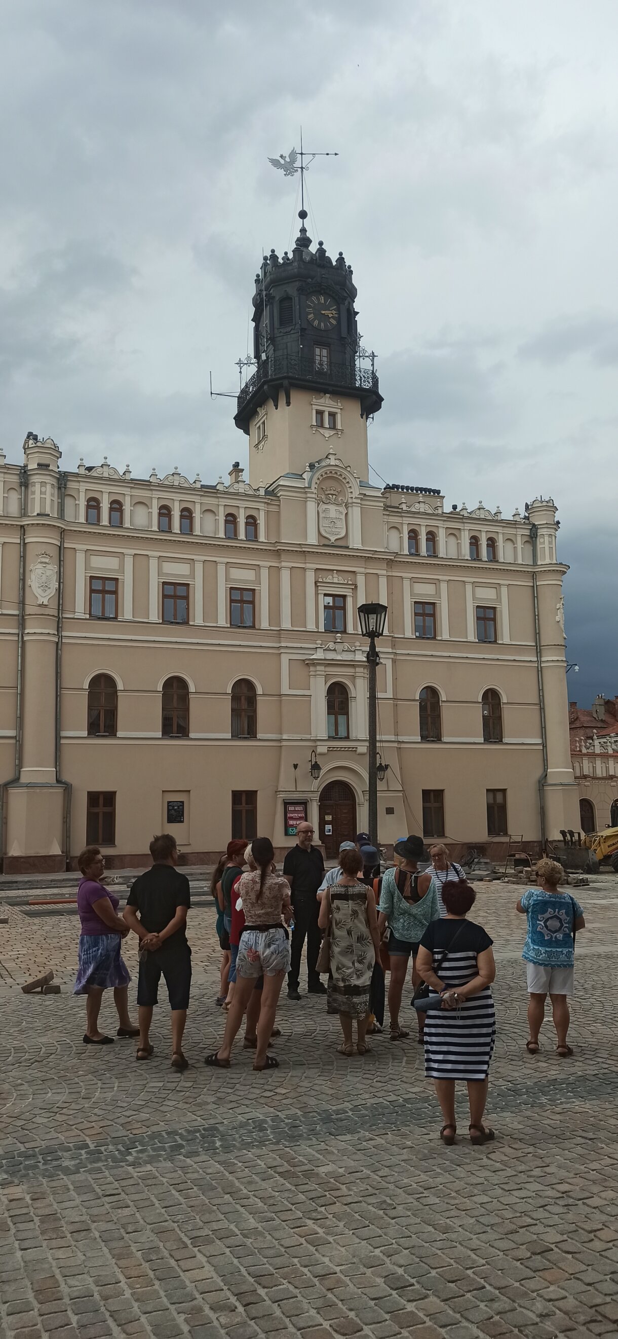 Grupa ludzi przed jarosławskim ratuszem