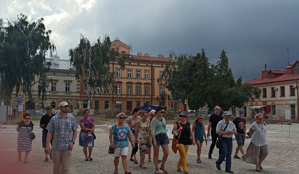 Grupa ludzi zwiedza jarosławski rynek