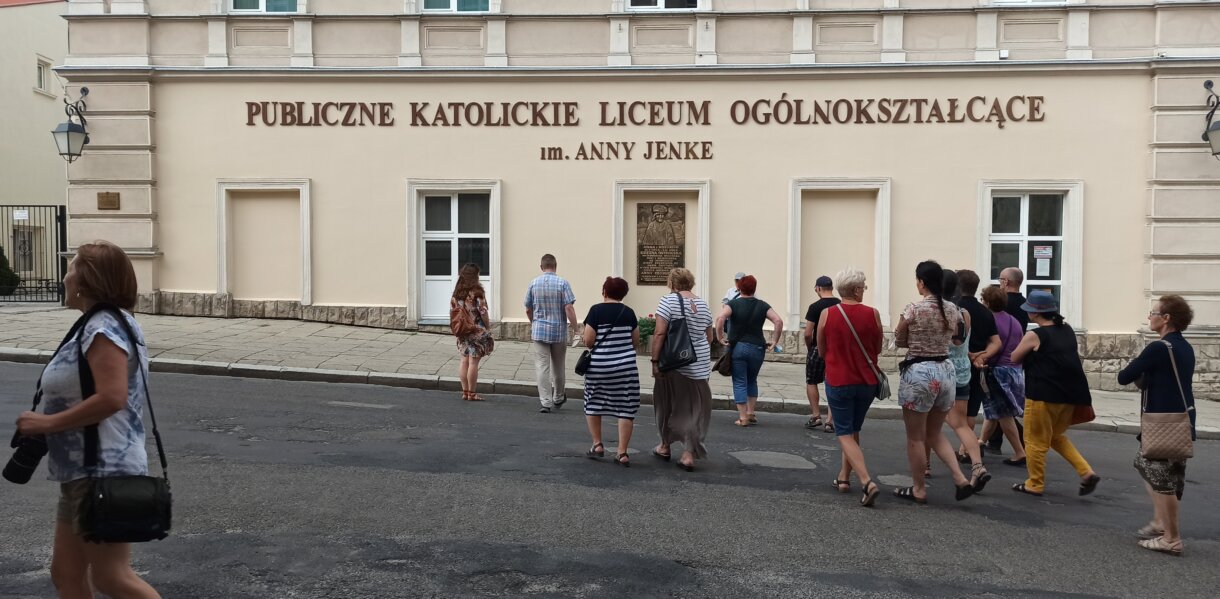 Grupa ludzi przed liceum katolickim w Jarosławiu podczas zwiedzania miasta