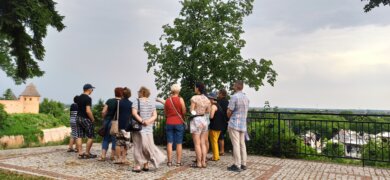 Szlakiem jarosławskich kobiet Grupa ludzi na punkcie widokowym w Jarosławiu