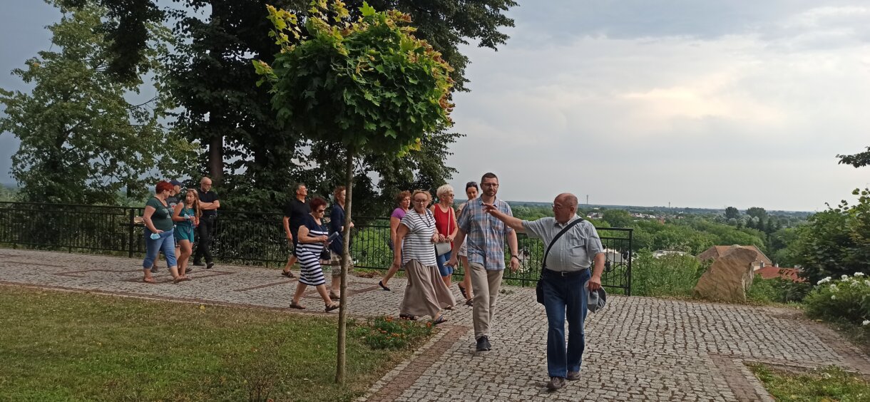 Grupa ludzi na punkcie widokowym w Jarosławiu
