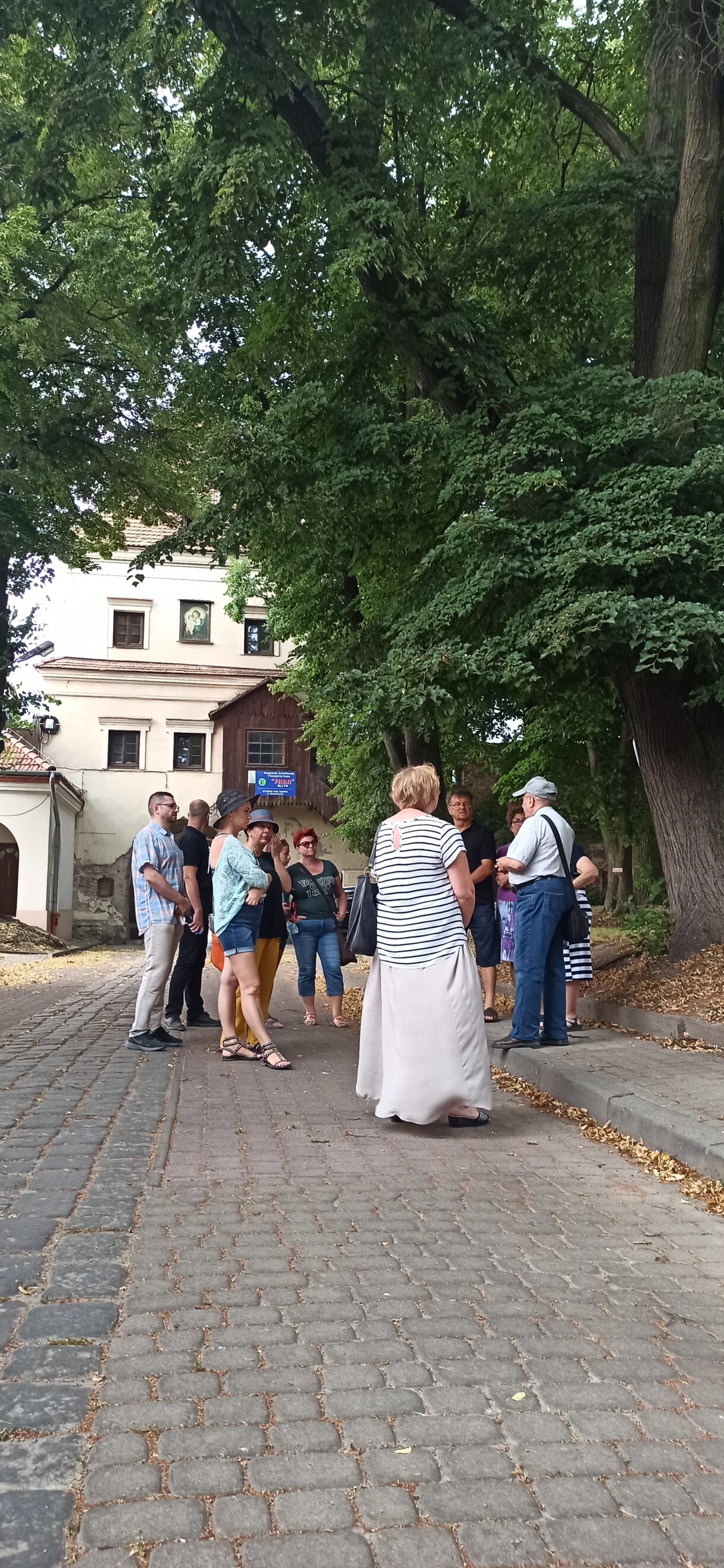 Grupa ludzi podczas zwiedzania jarosławskiego opactwa