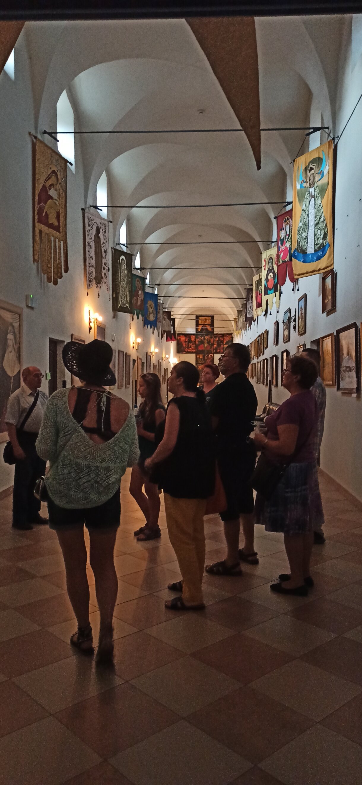 Grupa ludzi zwiedzających opactwo