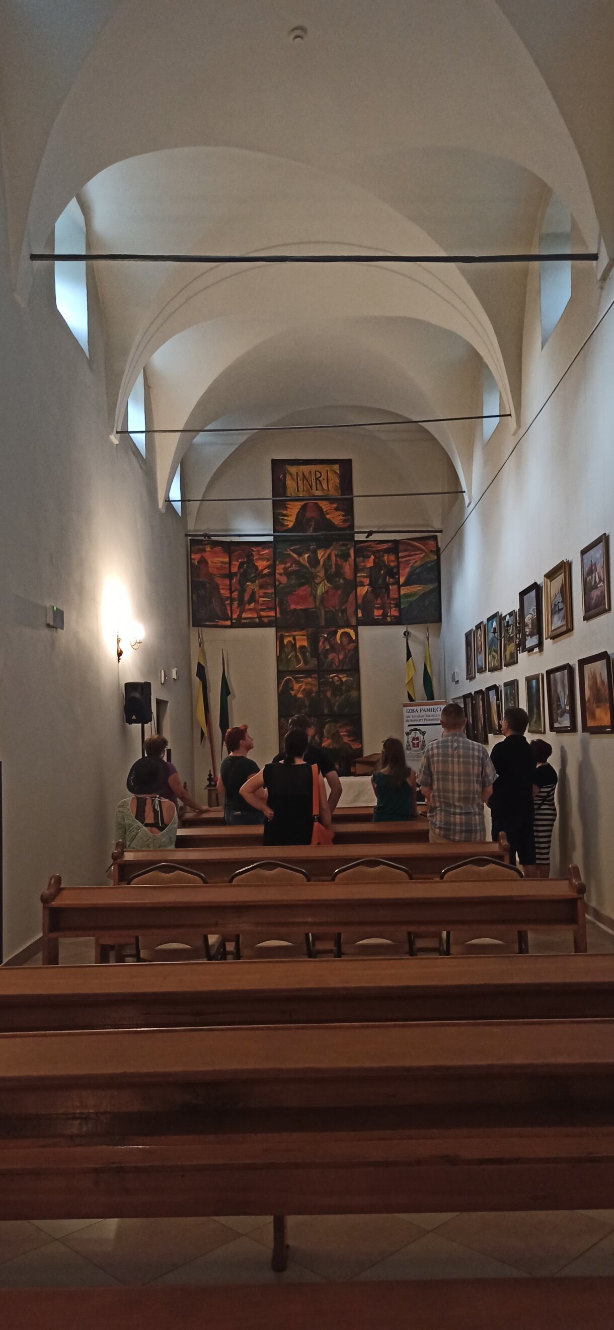 grupa ludzi zwiedzająca kaplice w opactwie jarosławskim