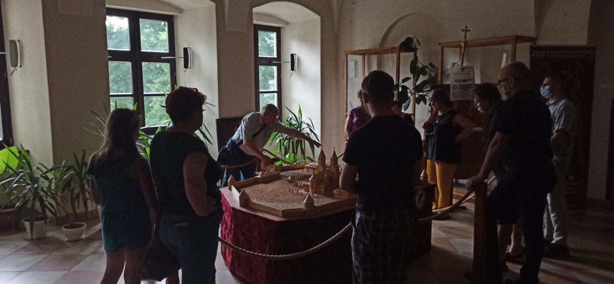 Grupa ludzi zwiedzających opactwo