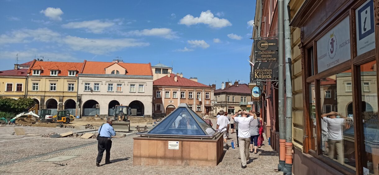 grupa osób podczas zwiedzania miasta