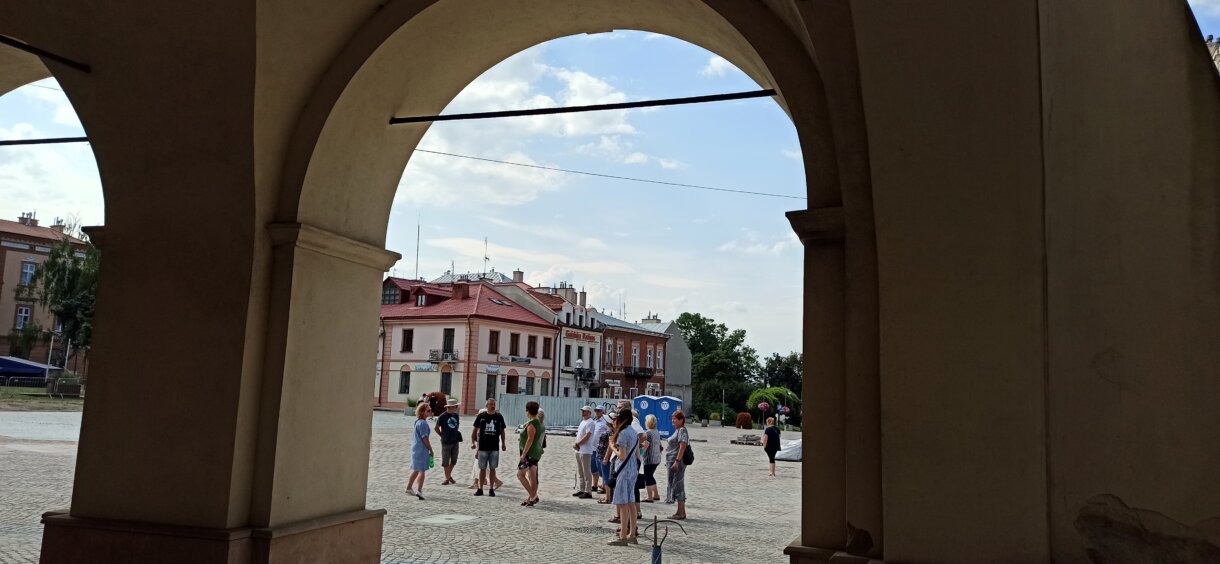 grupa osób podczas zwiedzania miasta na jarosławskim rynku
