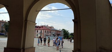 Czwarty Niedzielne spacerki po Jarosławiu z przewodnikiem zakończył swój bieg grupa osób podczas zwiedzania miasta na jarosławskim rynku