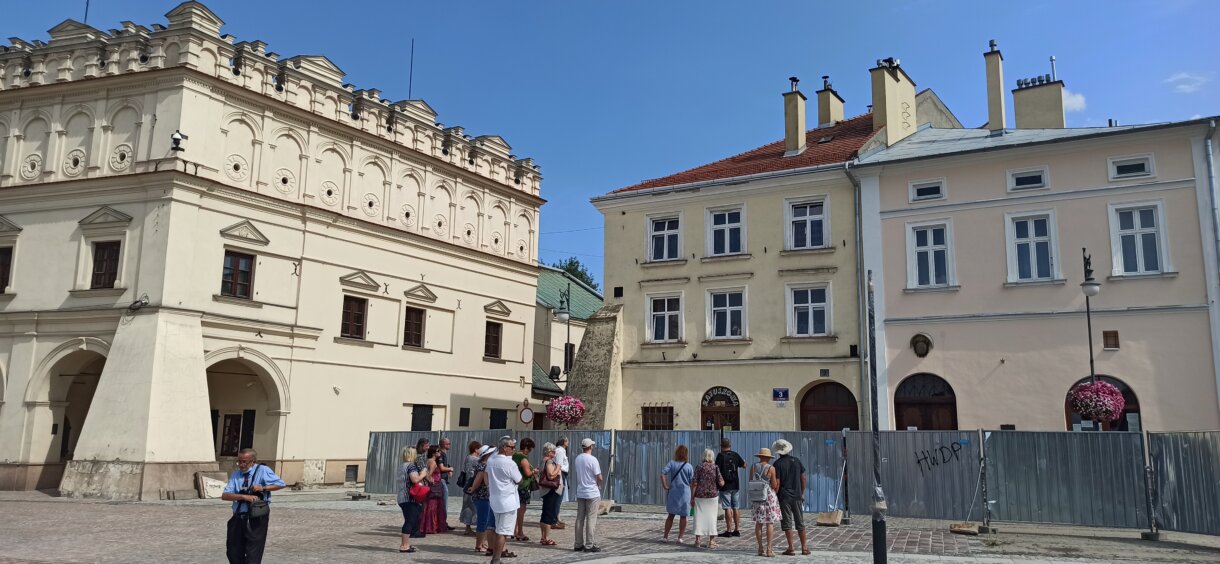 grupa osób podczas zwiedzania miasta przed jarosławskimi kamienicami