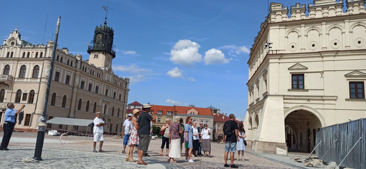 grupa osób podczas zwiedzania miasta na jarosławskim rynku