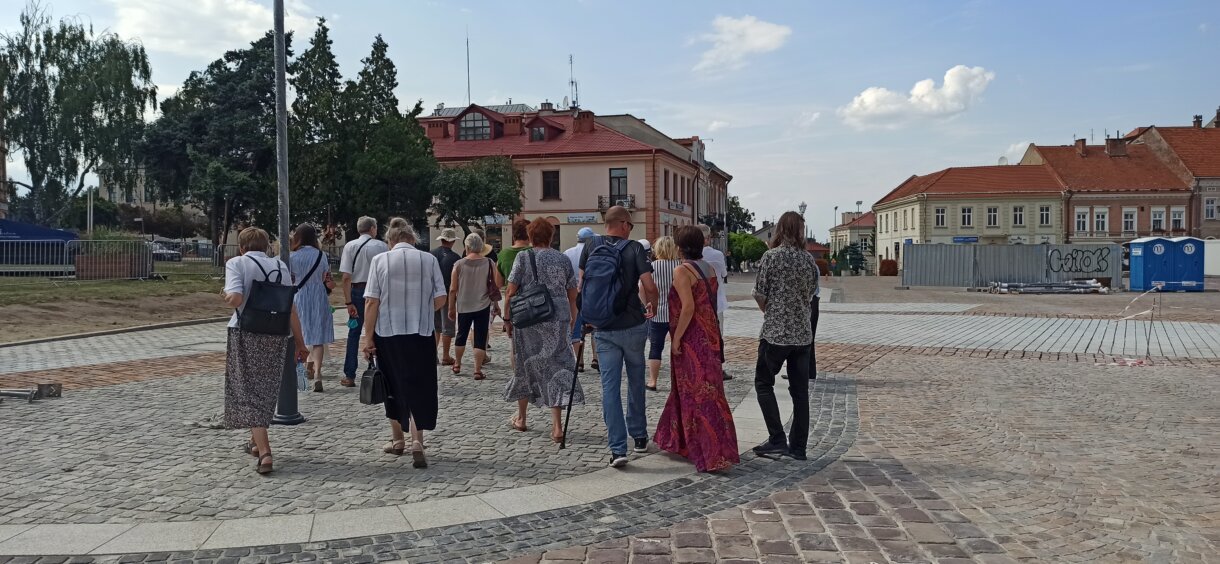 grupa osób podczas zwiedzania miasta