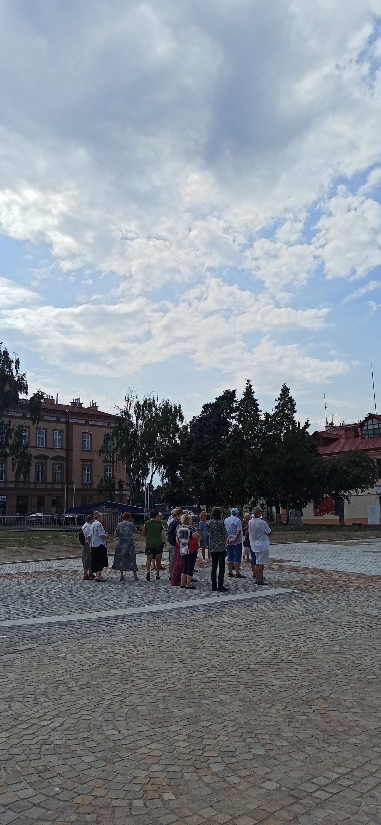 grupa osób podczas zwiedzania miasta