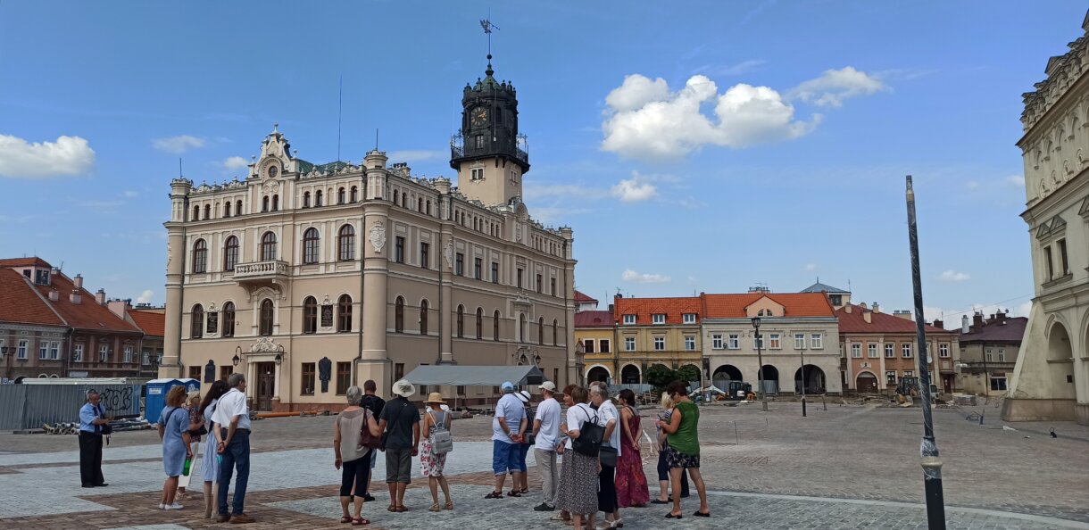 grupa osób podczas zwiedzania miasta