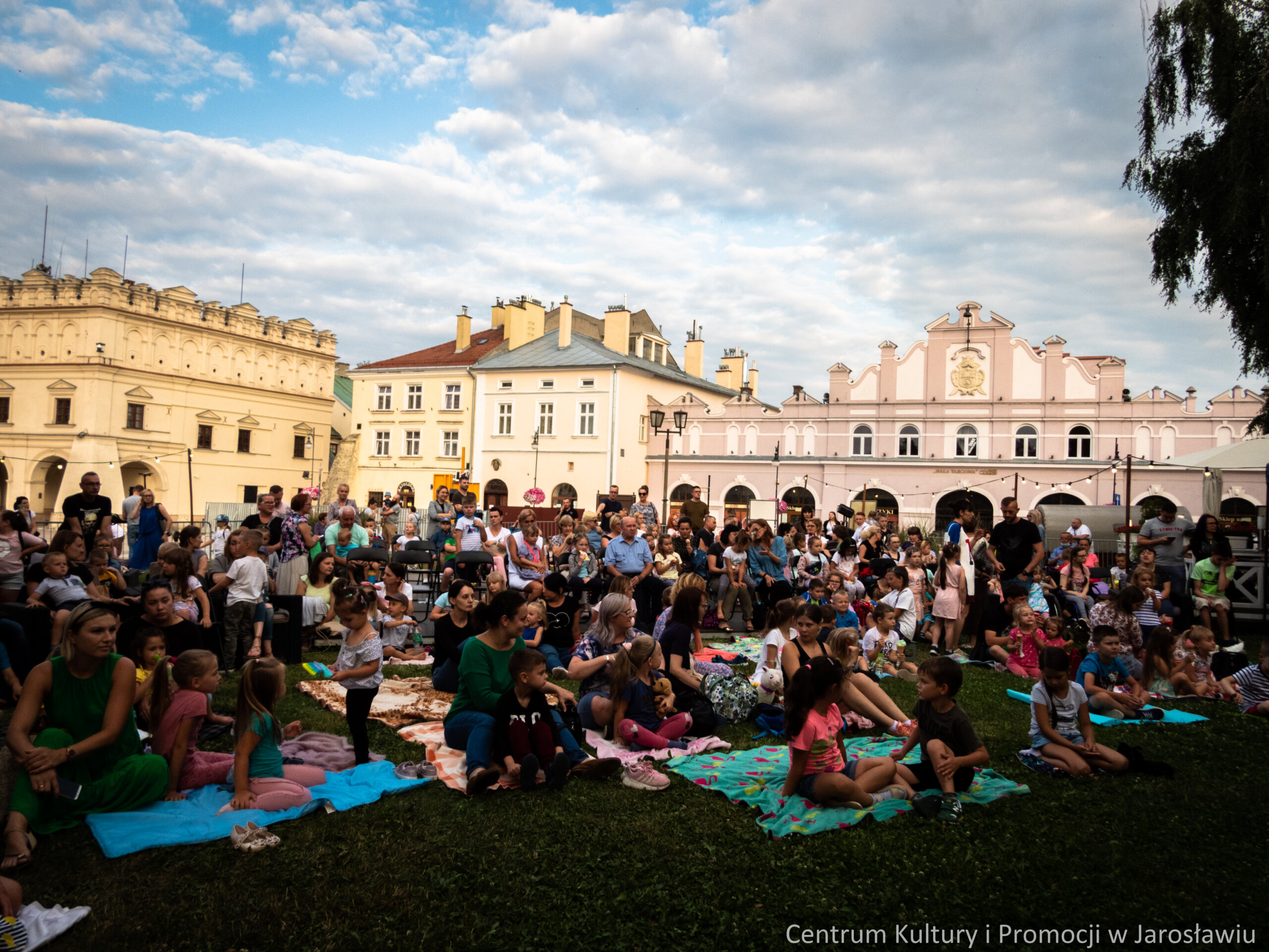 dzieci na Skwerze Kultury podczas oglądania przedstawienia