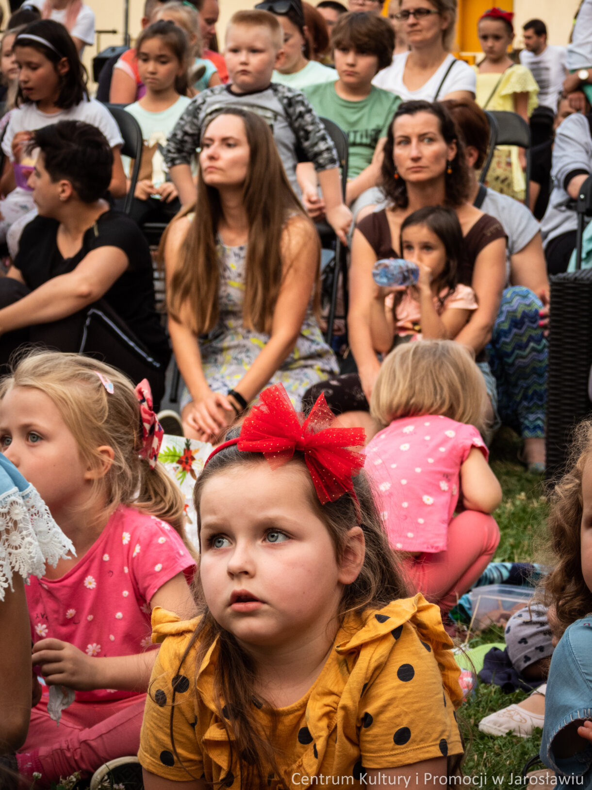 dzieci na Skwerze Kultury podczas oglądania przedstawienia