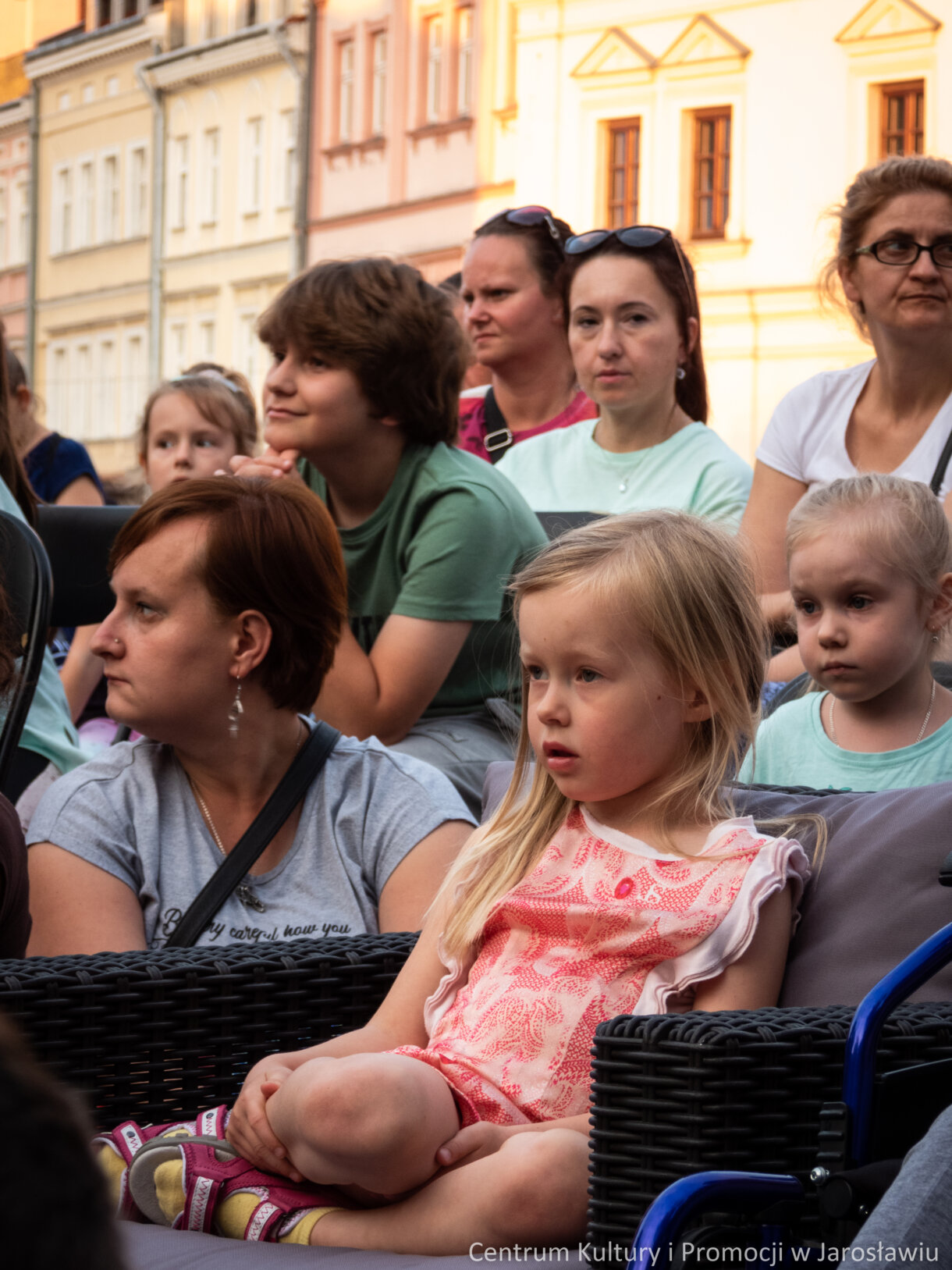 dzieci na Skwerze Kultury podczas oglądania przedstawienia