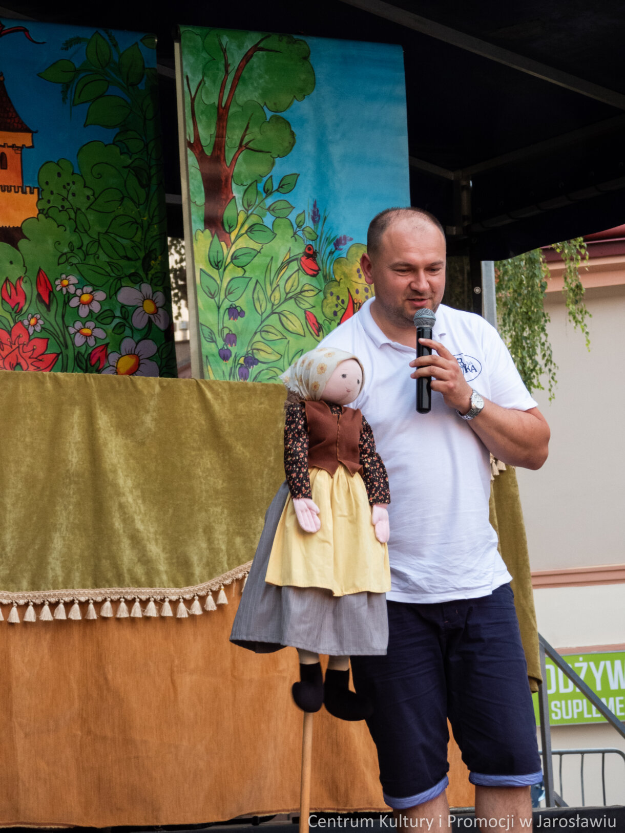 organizator teatrzyku dla dzieci prezentujący lalkę z przedstawienia